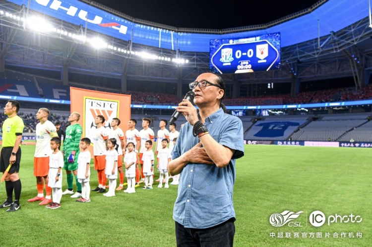 申花对阵泰山，俱乐部邀请申花初代队徽设计师吕弘任国歌领唱人